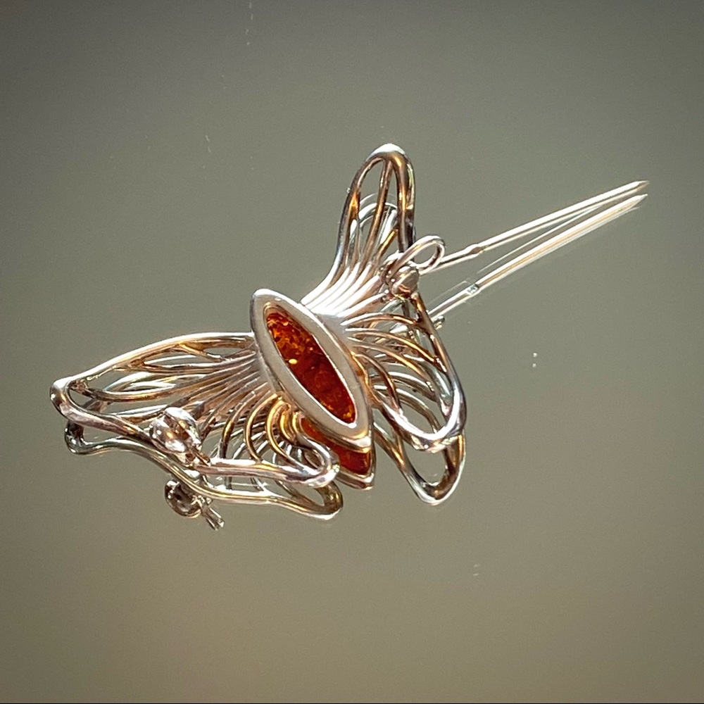 amber stone, set in a sterling silver butterfly pin, with secured clasp. - Picture 10 of 10